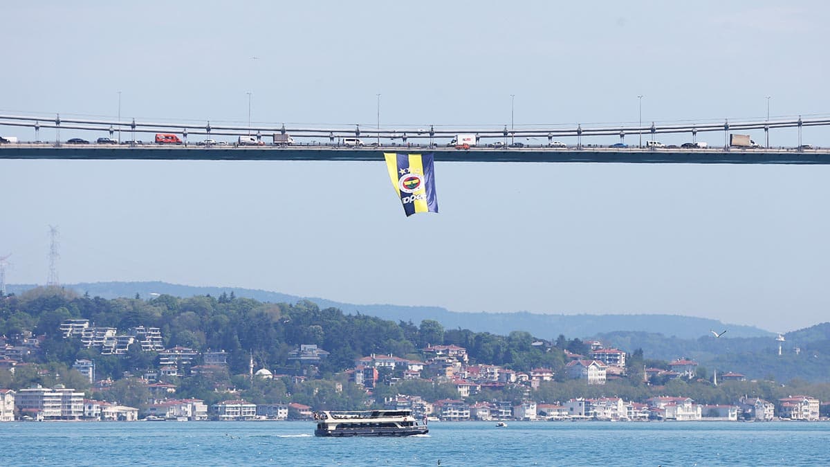Köprülere dev Fenerbahçe bayrakları asıldı
