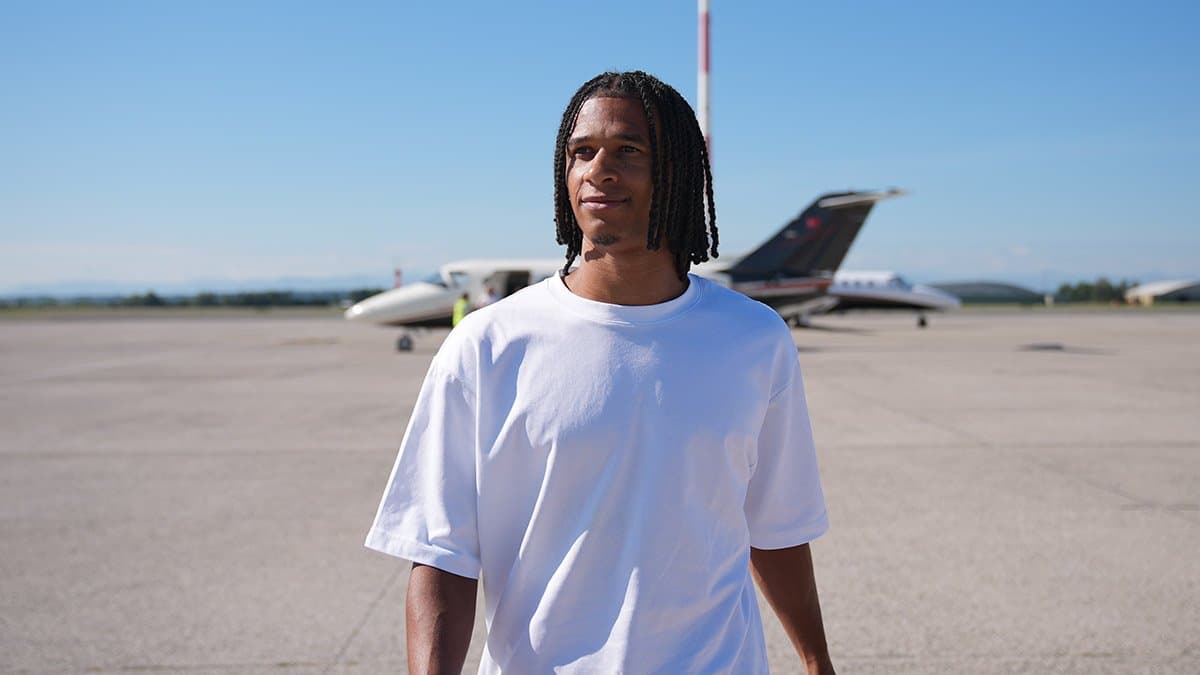 Nathan Aké, takımımızın kampına katılmak için Avusturya’da