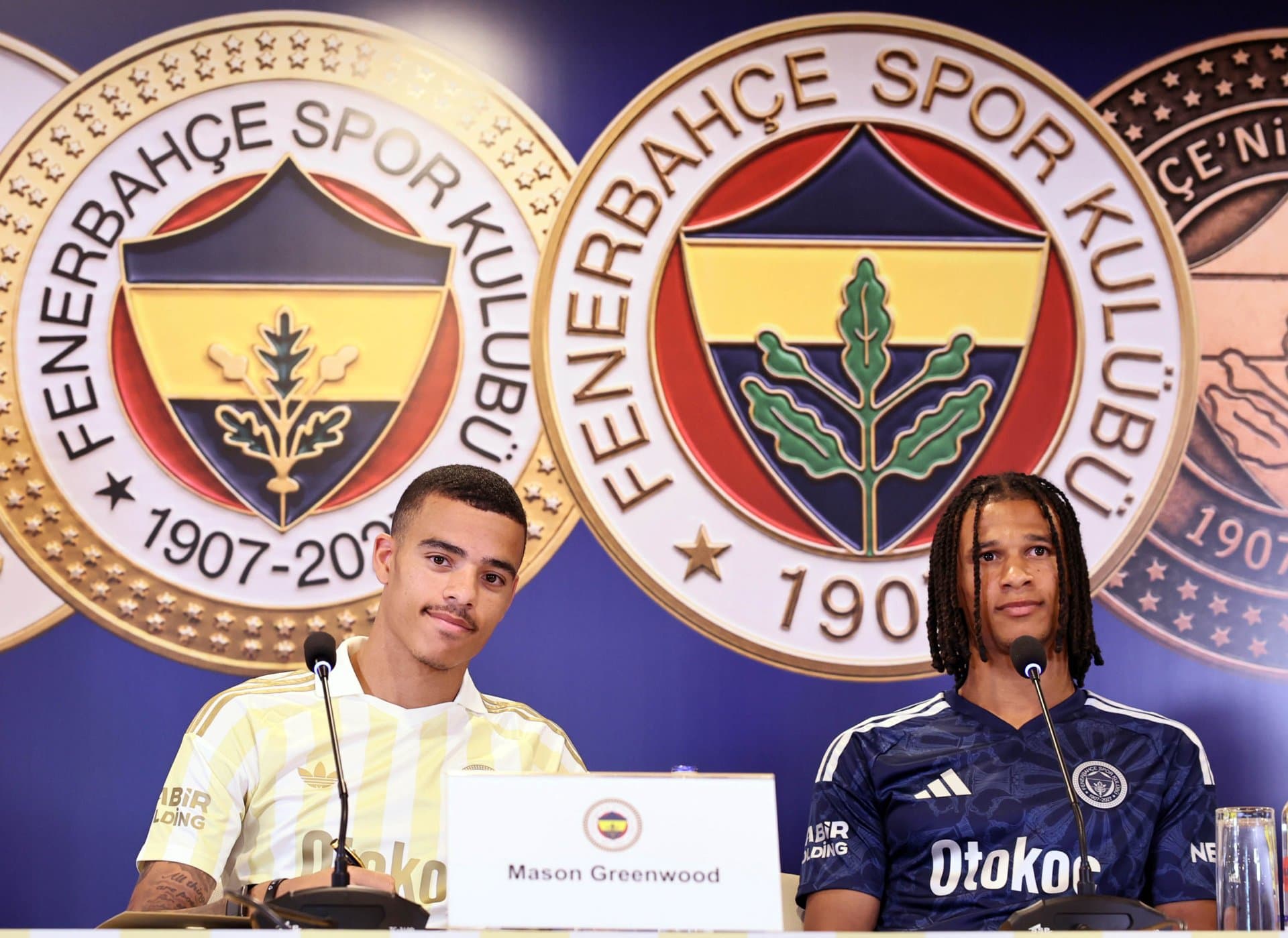 Mason Greenwood, Nathan Aké ve Vedat Muriqi için imza töreni düzenlendi — 5