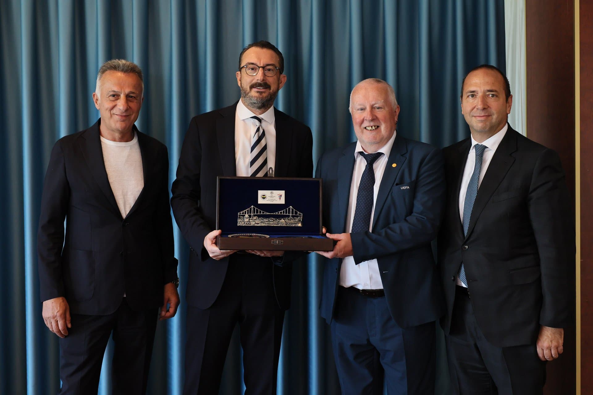 Kulübümüz, Gornik Zabrze yöneticilerini ve UEFA delegesini yemekte ağırladı — 2
