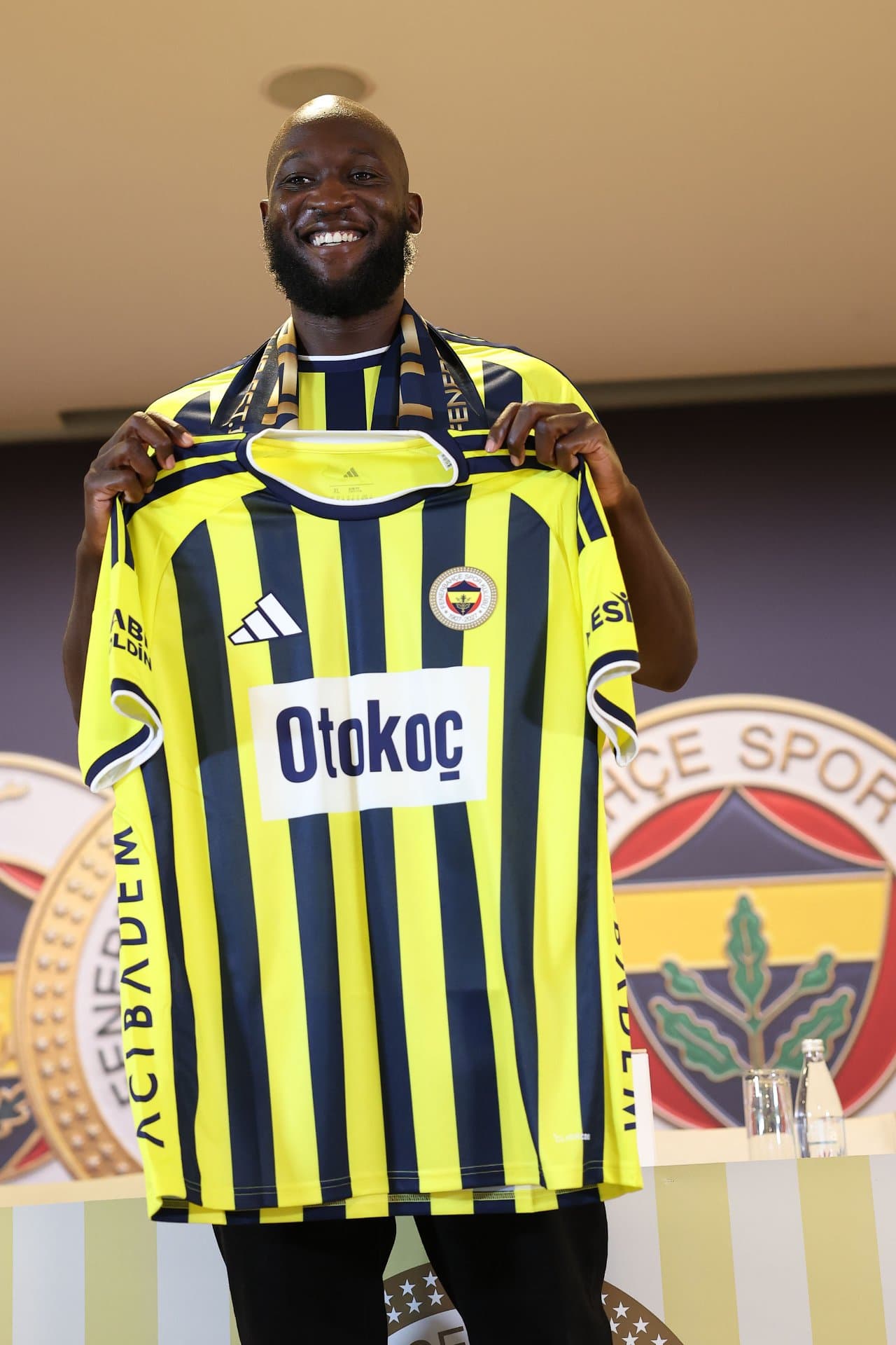 Yeni transferimiz Romelu Lukaku için imza töreni düzenlendi — 10