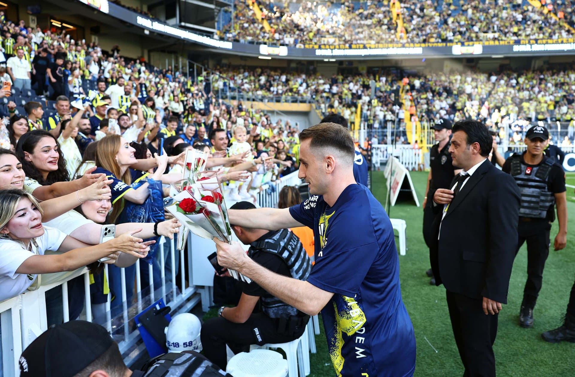 Dünya Fenerbahçeli Kadınlar Günü tribünlerde coşkuyla kutlandı — 8