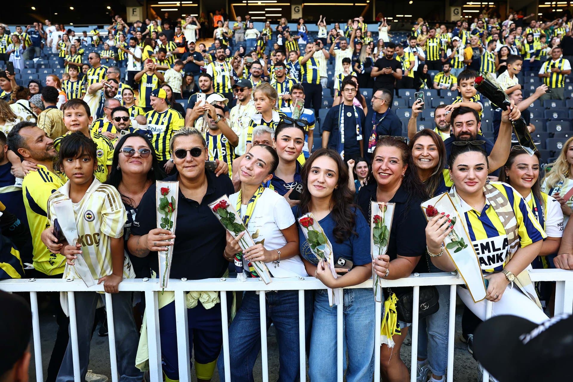 Dünya Fenerbahçeli Kadınlar Günü tribünlerde coşkuyla kutlandı — 11