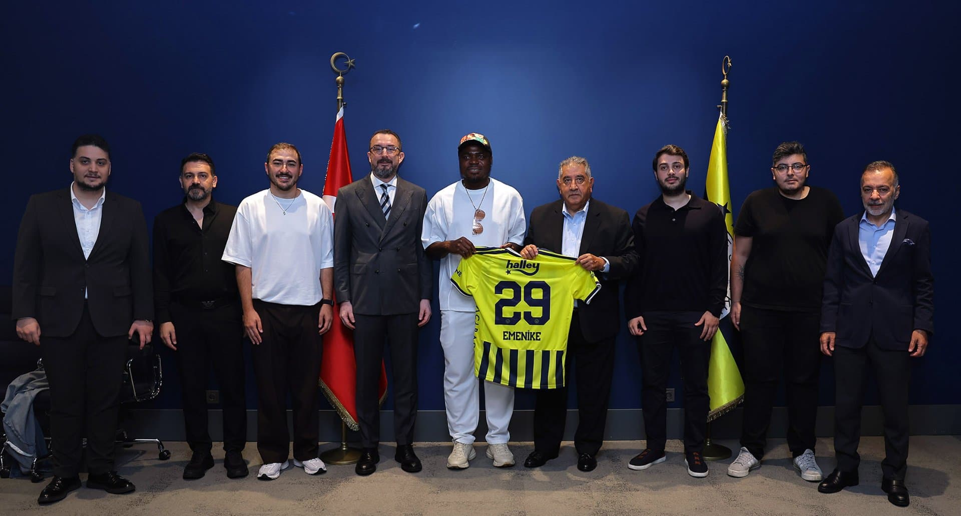 Eski futbolcumuz Emmanuel Emenike, kulübümüzü ziyaret etti — 1