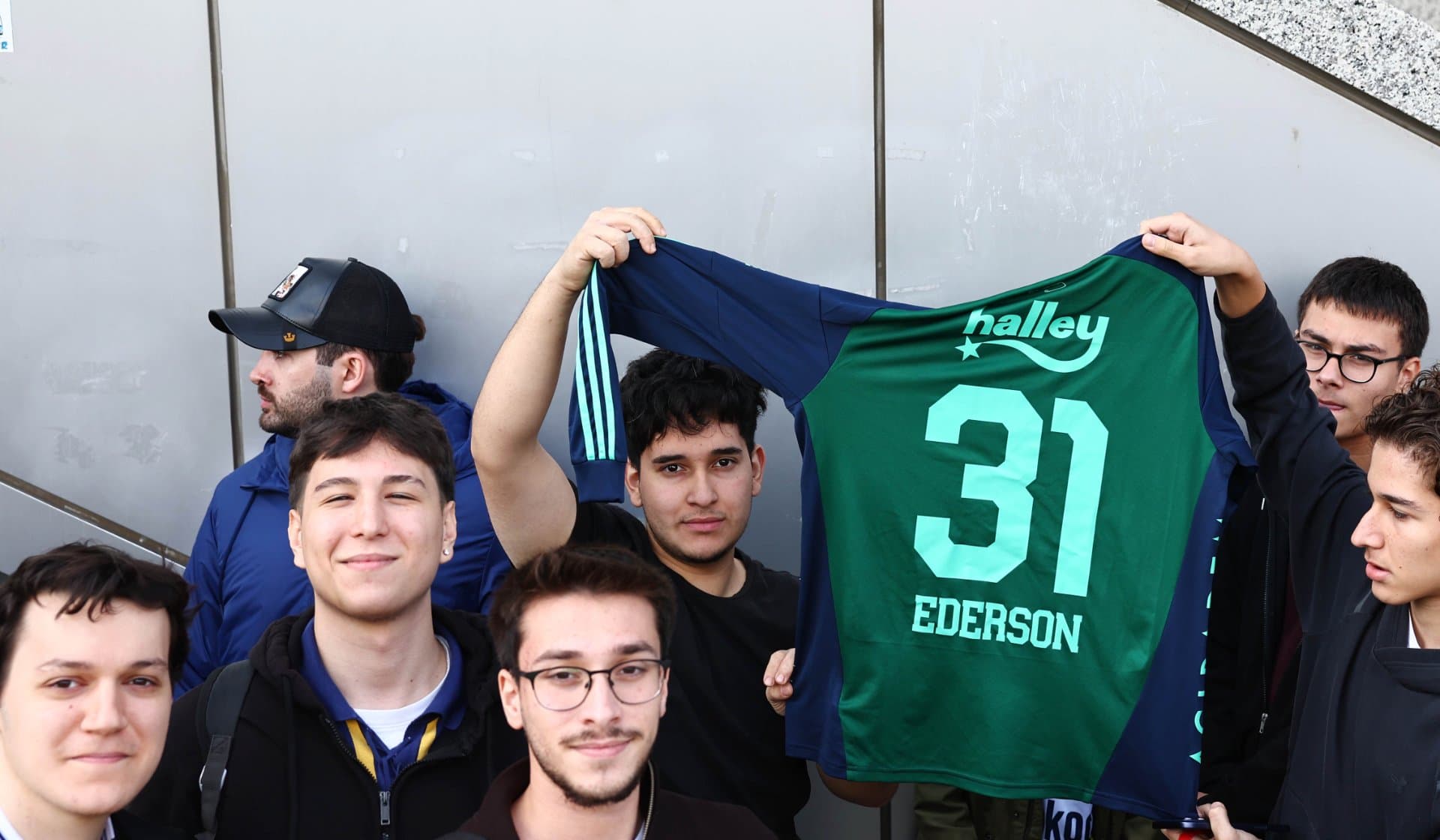 Ederson Moraes'in imza gününe gösterilen yoğun ilgi için teşekkür ederiz — 1