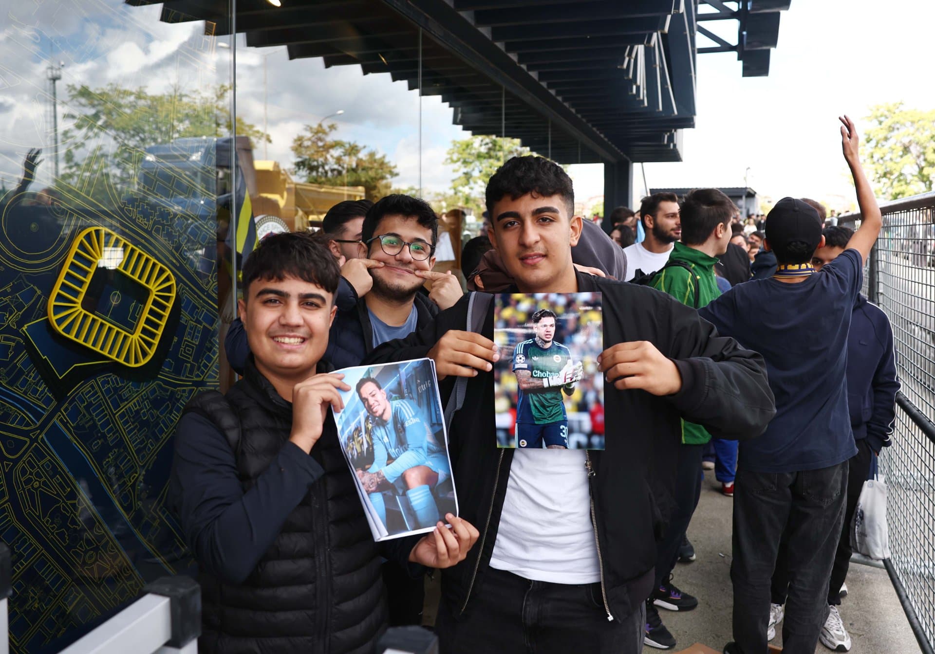 Ederson Moraes'in imza gününe gösterilen yoğun ilgi için teşekkür ederiz — 3